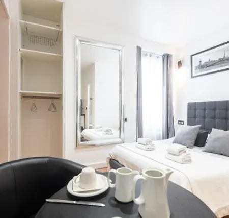 Apartmán Near Eiffel Tower...cute Little