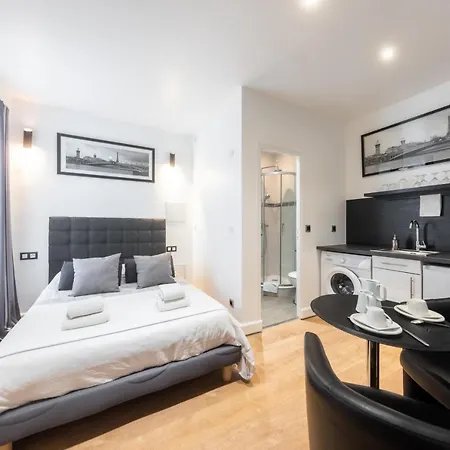 Near Eiffel Tower...cute Little Appartement Parijs